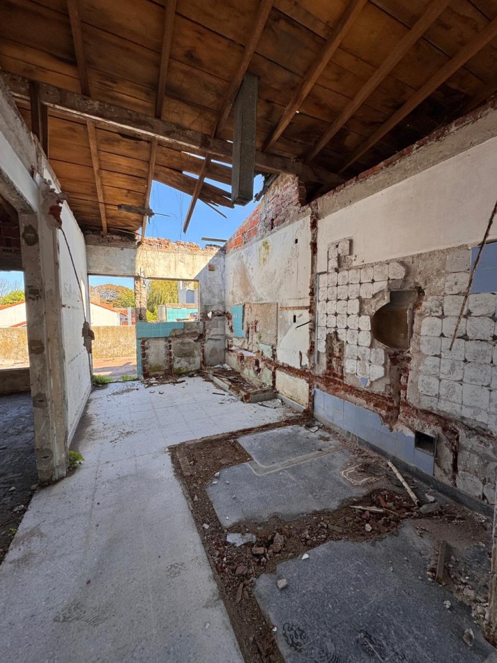 LOTE CON CONSTRUCCION EN LOS TRONCOS. FINANCIA.