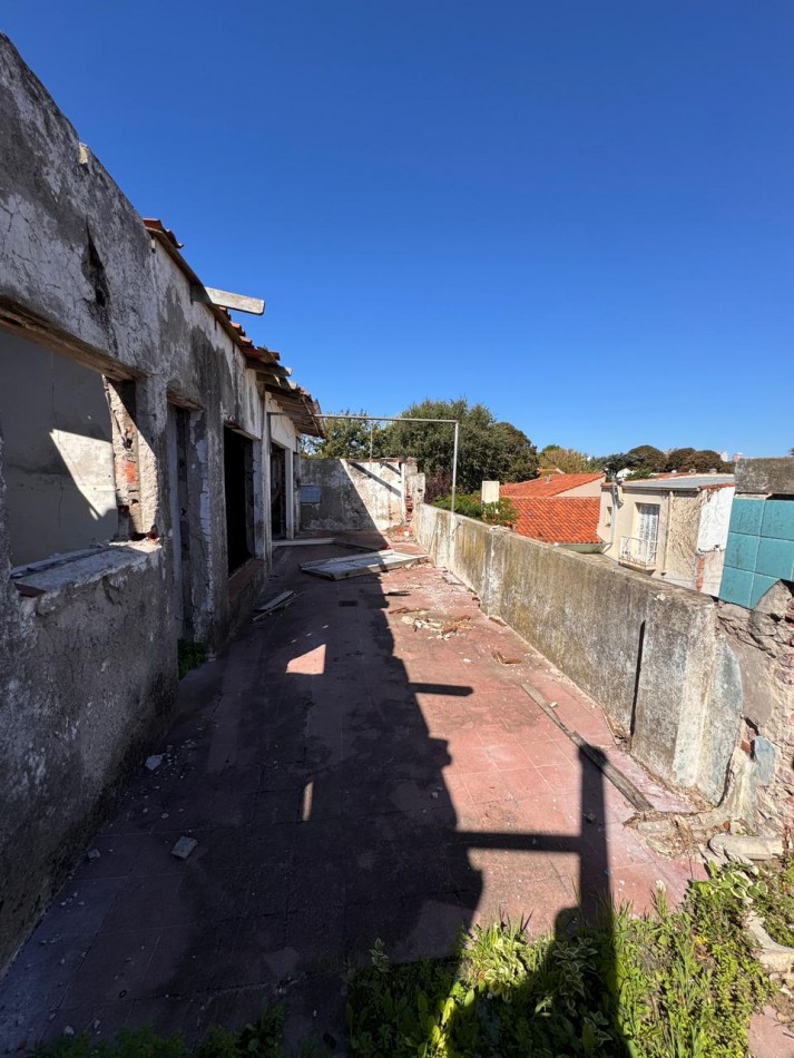 LOTE CON CONSTRUCCION EN LOS TRONCOS. FINANCIA.